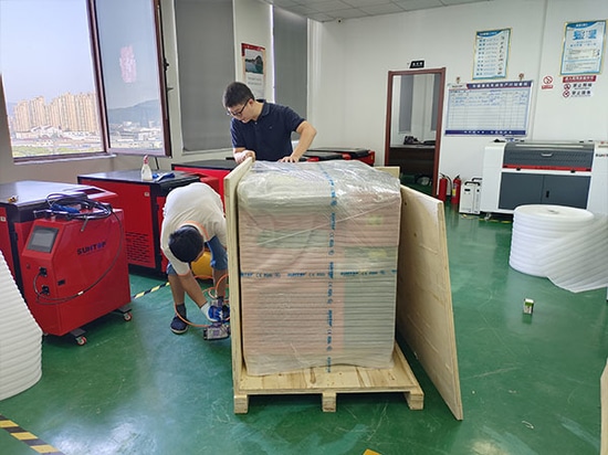 Maßgeschneiderte 3000-W-Handlaser-Reinigungsmaschine nach Italien geliefert!