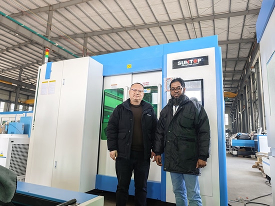 Kunde aus Bangladesch besucht Suntop-Fabrik und bestellt Laserschneidmaschine