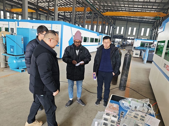 Kunde aus Bangladesch besucht Suntop-Fabrik und bestellt Laserschneidmaschine