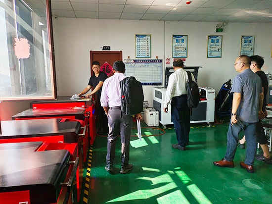 Suntop heißt Kunden aus Bangladesch willkommen, und die Vor-Ort-Inspektion der Laserschweißmaschine ist erfolgreich verlaufen!