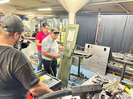 Suntop Engineers schult französischen Kunden erfolgreich im Umgang mit 1500-W-Laserschweißgerät und sorgt so für Zufriedenheit und zukünftige Zusammenarbeit!