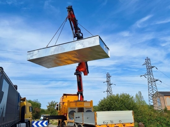 Schnelle Installation des ERT MODULO Rückhaltesystems von Sanergrid an einem elektrischen Transformator