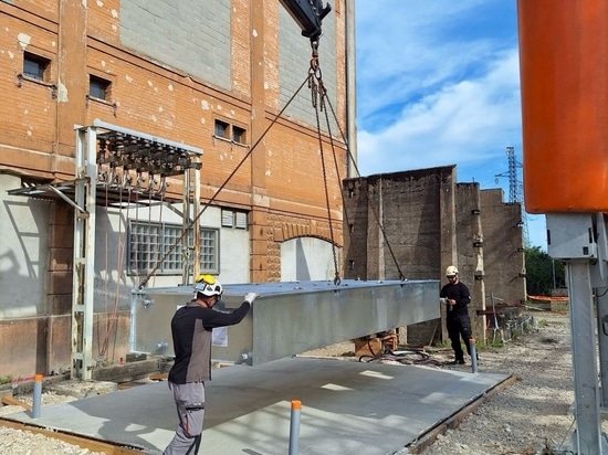 Schnelle Installation des ERT MODULO Rückhaltesystems von Sanergrid an einem elektrischen Transformator