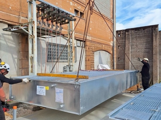Schnelle Installation des ERT MODULO Rückhaltesystems von Sanergrid an einem elektrischen Transformator