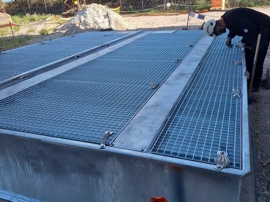 Schnelle Installation des ERT MODULO Rückhaltesystems von Sanergrid an einem elektrischen Transformator