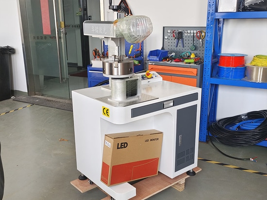 Suntop-Faserlaserbeschriftungsmaschine mit D200-Drehachse nach Shanghai geliefert