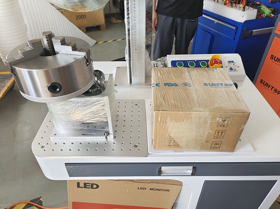 Suntop-Faserlaserbeschriftungsmaschine mit D200-Drehachse nach Shanghai geliefert