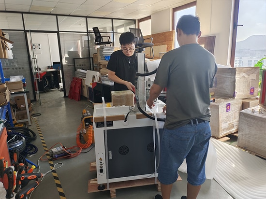Suntop-Faserlaserbeschriftungsmaschine mit D200-Drehachse nach Shanghai geliefert