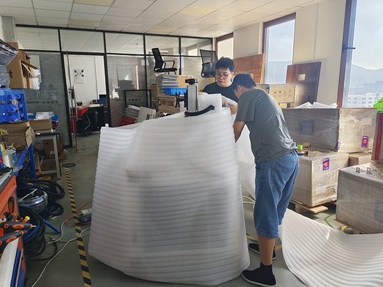 Suntop-Faserlaserbeschriftungsmaschine mit D200-Drehachse nach Shanghai geliefert