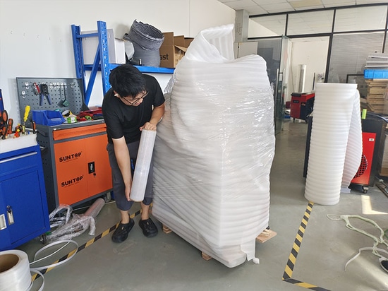 Suntop-Faserlaserbeschriftungsmaschine mit D200-Drehachse nach Shanghai geliefert