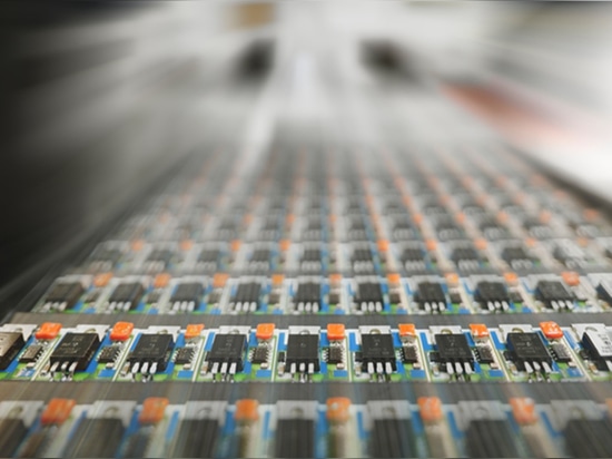 Geschwindigkeit und Präzision in der SMD-Bestückung von Micro-Hybrid
