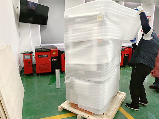 Maßgeschneiderte UV-Laserbeschriftungsmaschine für spanischen Kunden ausgeliefert: Mit zwei Fußpedalen und seitlichen Schiebetüren