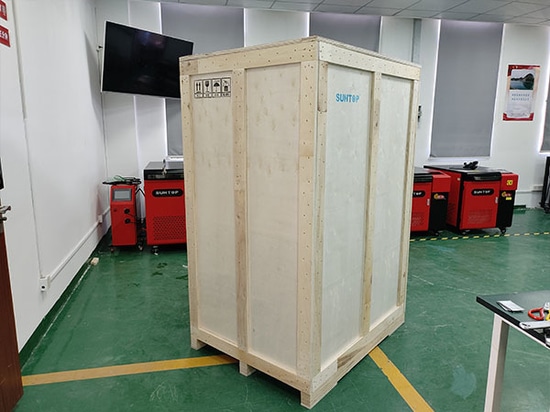 Maßgeschneiderte UV-Laserbeschriftungsmaschine für spanischen Kunden ausgeliefert: Mit zwei Fußpedalen und seitlichen Schiebetüren