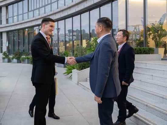 S.E. Herr Máté Pesti, Außerordentlicher und Bevollmächtigter Botschafter von Ungarn in der Volksrepublik China, besucht Cubic Sensor and Instrument CO, Ltd.