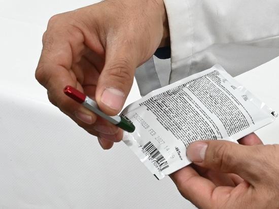 Durchstechen Sie die Verpackung mit einem kalibrierten Stift.
