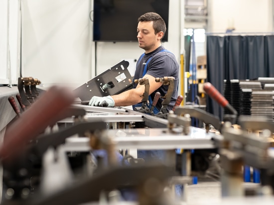 STADLER STEIGERT EFFIZIENZ MIT AUTOMATISIERTEM SCHWEISSROBOTERSYSTEM VON PANASONIC