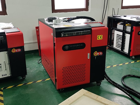 Italienischer Kunde arbeitet mit Suntop Laser zusammen und kauft erneut eine 3000-W-Handlaser-Reinigungsmaschine
