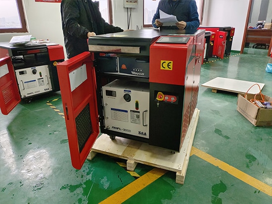 Italienischer Kunde arbeitet mit Suntop Laser zusammen und kauft erneut eine 3000-W-Handlaser-Reinigungsmaschine