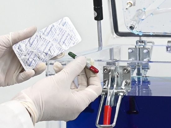 CDV Pharma externe Druckbeaufschlagung, die die Empfindlichkeit deutlich erhöht, indem sie den Farbstoff aktiv in potenzielle Defekte treibt.