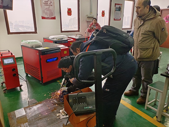 Kunde besucht SUNTOP-Werk zur Vorführung von Laserschweißmaschinen und zum Sammeln praktischer Erfahrungen