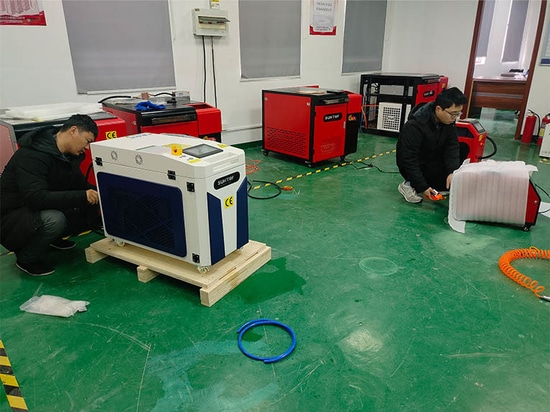 Erfolgreiche Lieferung eines 1500-W-5-in-1-Handlaserschweißgeräts an einen italienischen Kunden