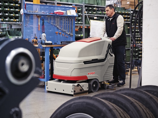 Entdecken Sie fortschrittliche Reinigungslösungen mit den handgeführten Scheuersaugmaschinen Comac: Antea, Versa und Vega