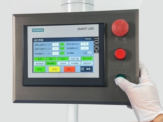 Bild 8 Ingenieur bei der Bedienung des Siemens SPS-Touchscreens