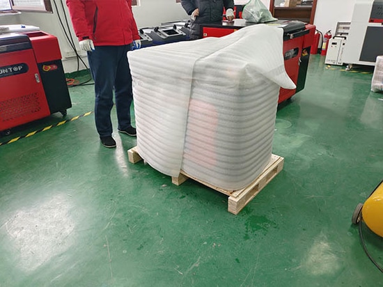 SUNTOP liefert einen vollständig getesteten 2-kW-5-in-1-Laserschweißer nach Spanien