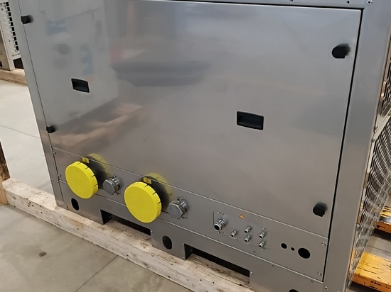Elektrische und hydraulische Anschlüsse an einer RFI 750-Kältemaschine