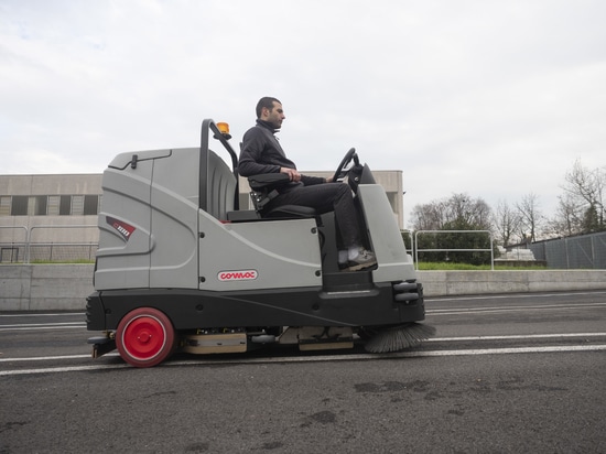 C120: Die industrielle Aufsitz-Scheuersaugmaschine von Comac, entwickelt für alle Reinigungsbedürfnisse