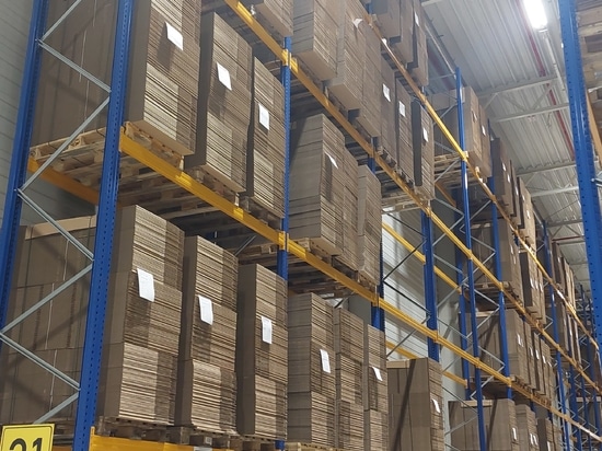 Neue Wellpappe für den Versand von Bestellungen