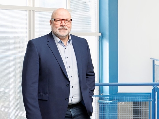 Thomas Ketterer von der Pematech GmbH berichtet über den Einsatz der Lineartechnik von IEF-Werner in Prüf- und Montagelinien. Bild: Pematech GmbH
