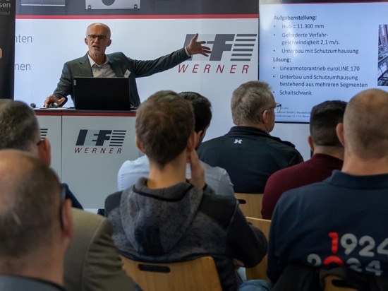 Thomas Hettich – hier bei einem Vortrag während der Innovationstage bei IEF-Werner im November 2025 – verantwortet den Produktbereich für Linearachsen und motorische Drehtische. Bild: IEF-Werner GmbH