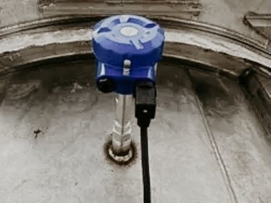Auf dem Tank des LKWs montiert – für eine präzise, wartungsfreie Füllstandserfassung ohne Fehlsignale durch Spritzwasser