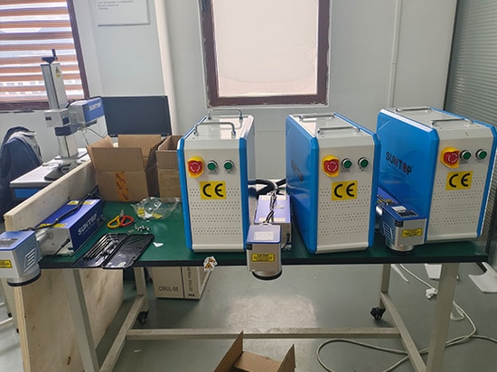 Streng geprüfte UV-Flying-Laserbeschriftungsmaschine an australischen Kunden versandt
