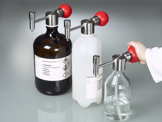 Lösemittelpumpe Mini: kompakt und flexibel – für das präzise Dosieren von Lösemitteln aus Kleingebinden (Bürkle GmbH)