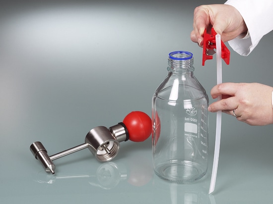 Lösemittelpumpe Mini: kompakt und flexibel – für das präzise Dosieren von Lösemitteln aus Kleingebinden (Bürkle GmbH)