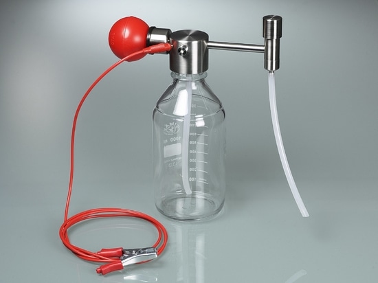 Lösemittelpumpe Mini: kompakt und flexibel – für das präzise Dosieren von Lösemitteln aus Kleingebinden (Bürkle GmbH)