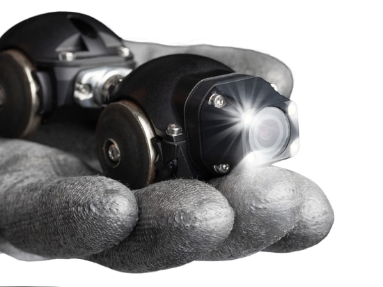 Der Miniatur-Industrieinspektions-Crawler iPIDRO in einer mit einem Handschuh bekleideten Hand