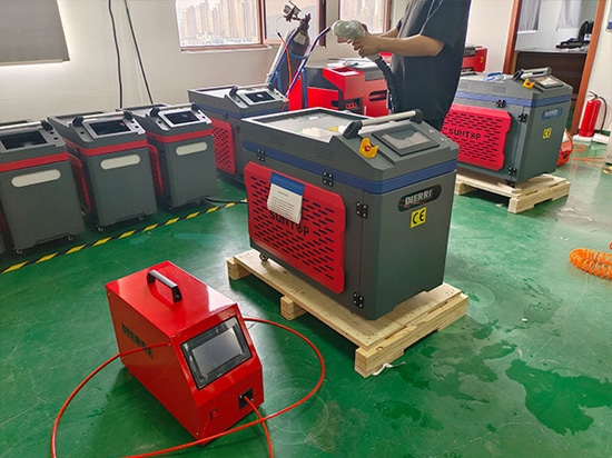 Lieferung von hochstabilen 2000-W-4-in-1-Laserschweißgeräten von SUNTOP nach Italien