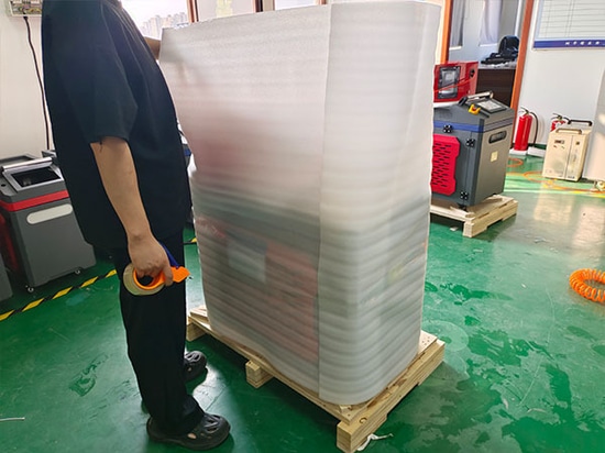Lieferung von hochstabilen 2000-W-4-in-1-Laserschweißgeräten von SUNTOP nach Italien