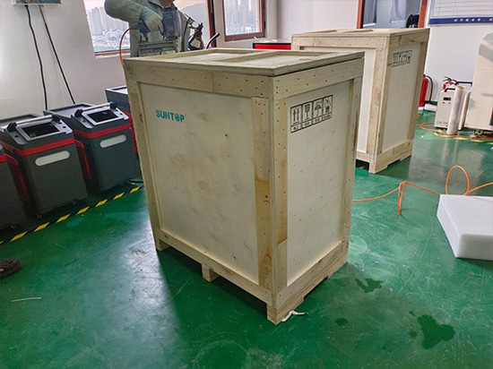 Lieferung von hochstabilen 2000-W-4-in-1-Laserschweißgeräten von SUNTOP nach Italien