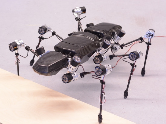 Der gehende Roboter Hector unternahm seine ersten Schritte am Ende 2014. Foto: CITEC/Bielefeld Universität