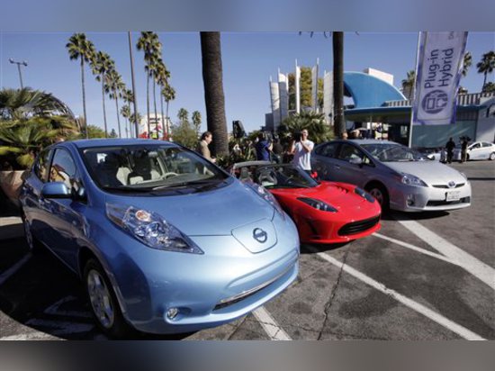 Dieses 13. Dezember 2013-Aktenfoto zeigt von den linken, elektrischen Autos von Nissan, von Tesla und von Toyota, das an einer Pressekonferenz in Los Angeles dargestellt wird. (AP-Foto/Nick Ut, Akte)