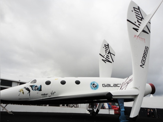 Erstes SpaceShipTwo, wenn das Gefiedersystem, im Farnborough 2012 entfaltet ist, internationales Airshow in Farnborough, Großbritannien.