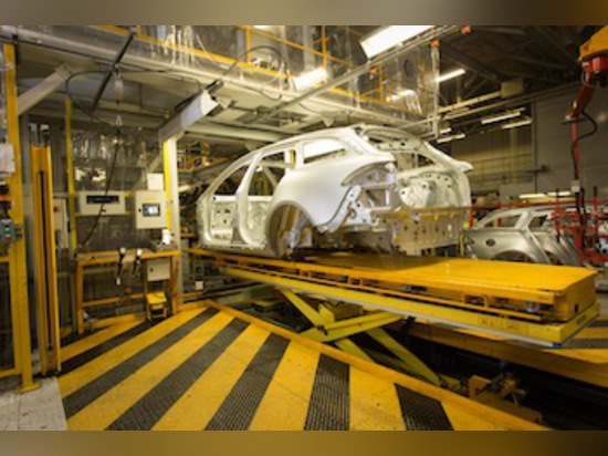 XF Sportbrake, JLR Schloss Bromwich mit den mit Laschen versehenen Verkleidungen, der XF Sportbrake Körper wird in die Schweißensstation angehoben und verschoben