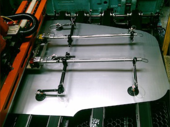 Fließband Geschwindigkeit kann durch das abwechselnde Ein- und Auslagern des traditionellen Stahlendes verbessert werden - Effektoren für die leichten, Aluminiumversionen